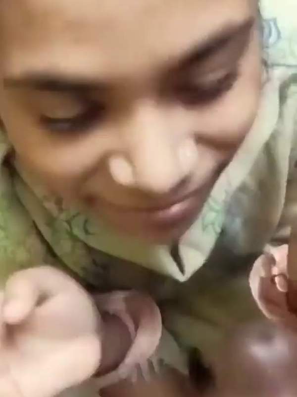 MILF bereit für ein Gesichtsfickchen mit Schwanz in der Hand