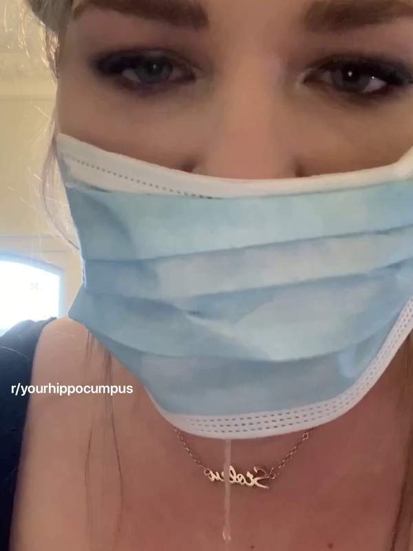 Sie versucht sich beim Deepthroat mit dem Dildomasken