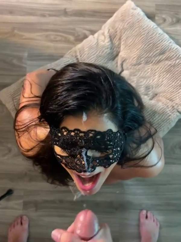 Ich habe mir die Maske angelegt und mich mit diesem Monster Schwanz gefickt - ich bin vollgespritzt und es hat sich so gut anfühlt - mein Fetisch für große Schwänze enttäuscht nie