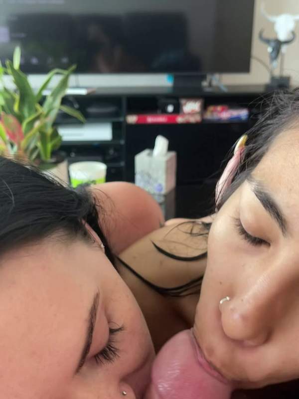 Oh das ist ein Leckerbissen zwei Amateurladies teilen sich einen Schwanz