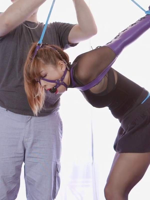Asiatische Muschi wird beim BDSM Spiel gefickt