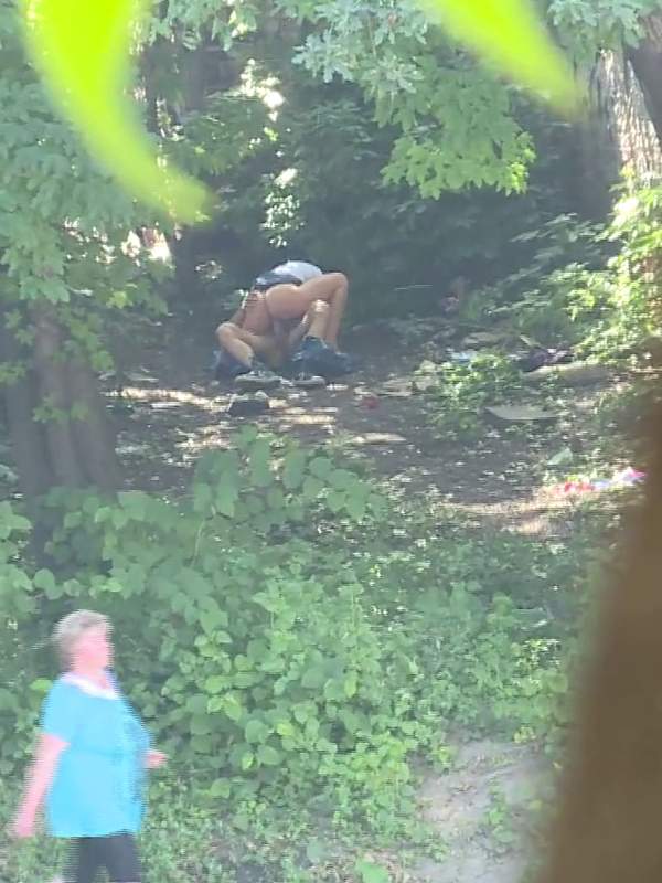 Einige muttige Mädel beim voyeuristischen Outdoorsex gefilmt