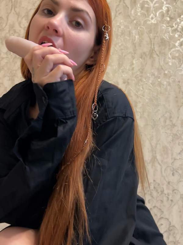 Dildos tief in Mund und Muschi