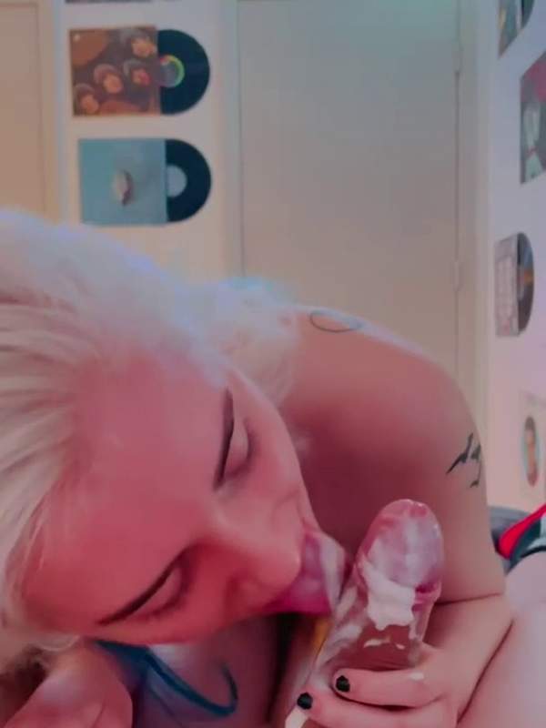 Blondine mit dicken Titten macht sich an dem harten Schwanz zu schaffen - Lippen lecken und Zunge spielt mit dem Sperma