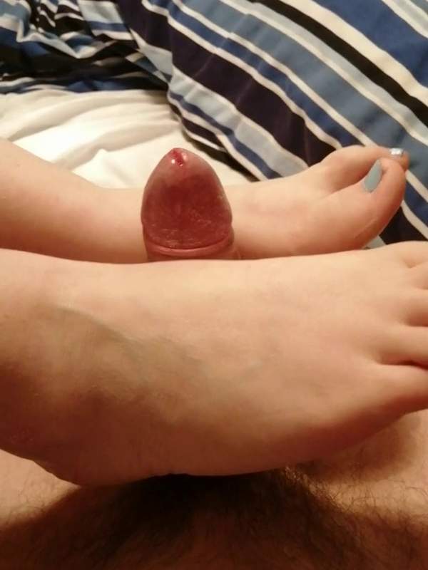 Genieße meinen Fußjob mit dem Schwanz