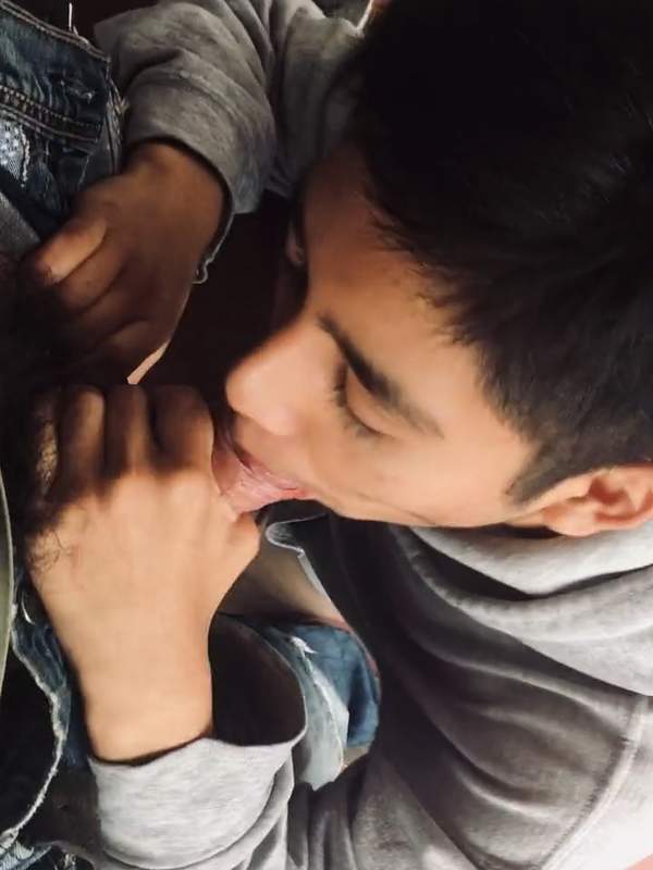 Latino Student mit saftigem Schwanz wird von einem Kerl auf dem Knien genagelt