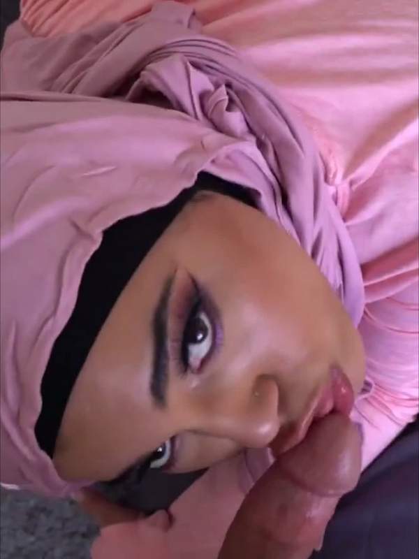 Arabische Göttin mit rosa Kopftuch lutscht Schwanz wie ein Profi POV