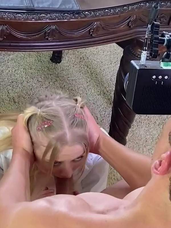 Blowjob mit dem großen Schwanz während er von der Kamera gefickt wird