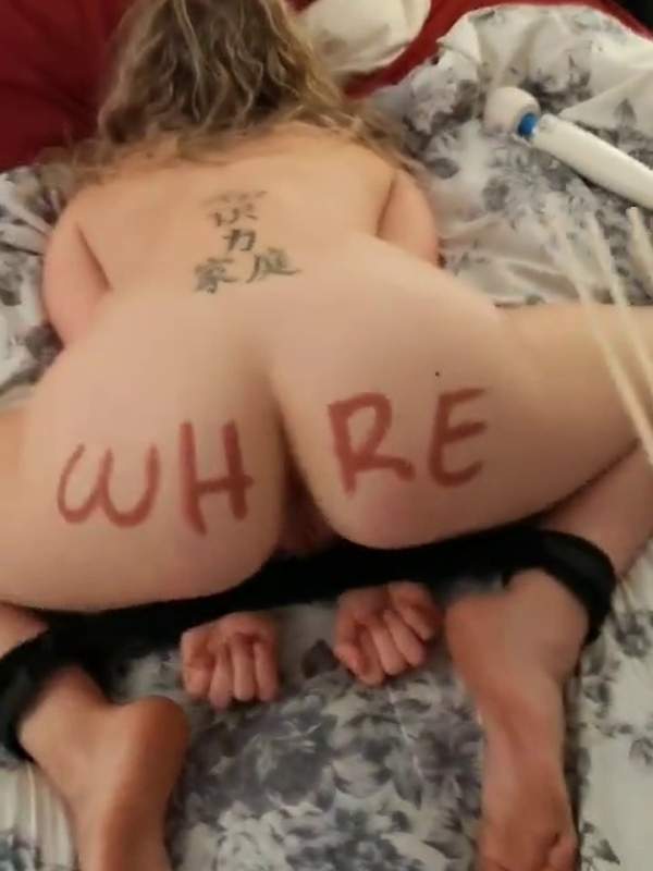 Versaute Minx wird mit dem Schwanz gefickt