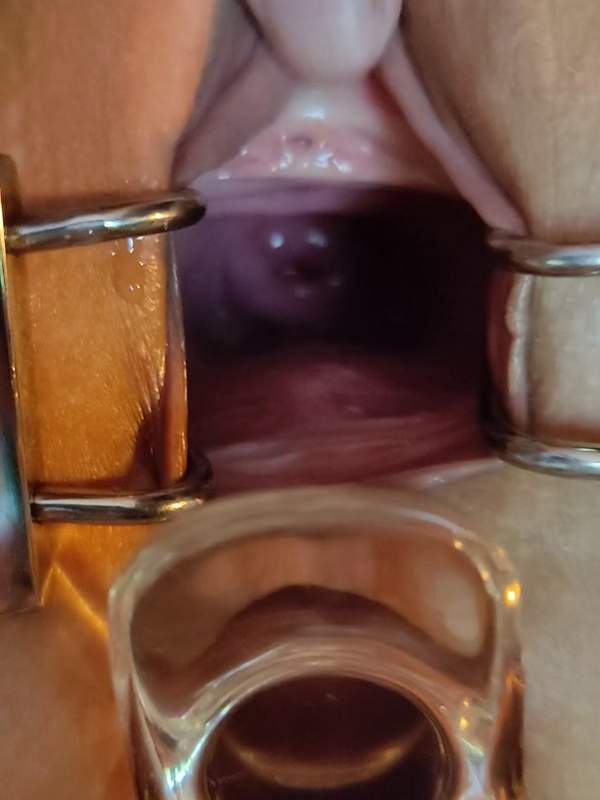 Ich gieße meine süsse Nektar in ein Glas