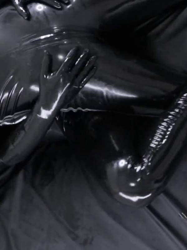 Sie stöhnt und Moont - ein geiles Girl beim Sex