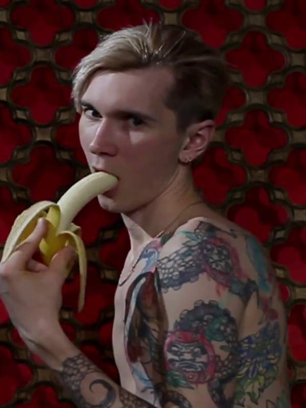 Nicky Deeptroat fickt mit der Banane