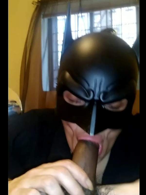 Batman Maske auf dem Mund - POV Blowjob Drama mit einer Latina