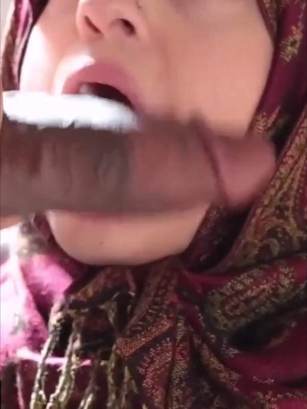 Scharfer Vixen mit dem Hijab beim Fick mit dem riesigen Schwanz
