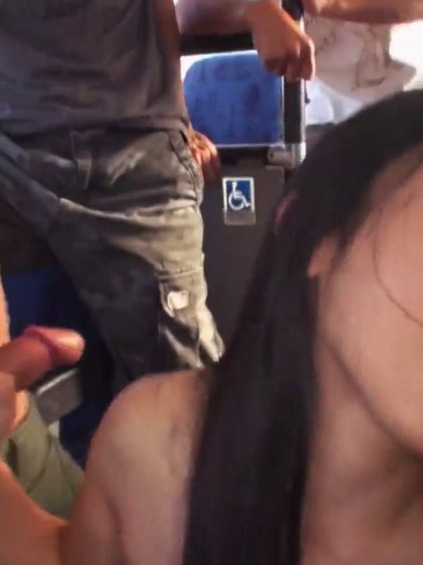 Asiatische Muschi wird auf dem Bus gefickt