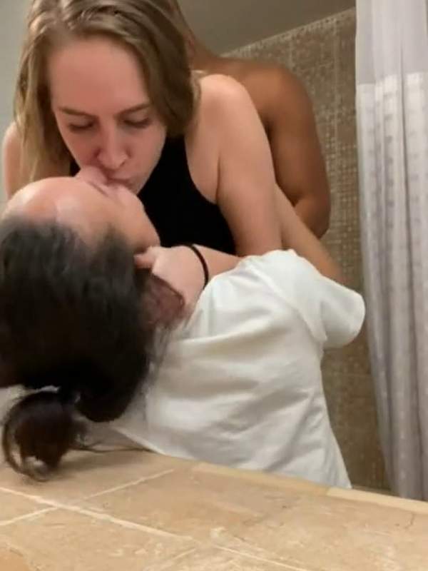 Er wird von zwei Frauen gefickt