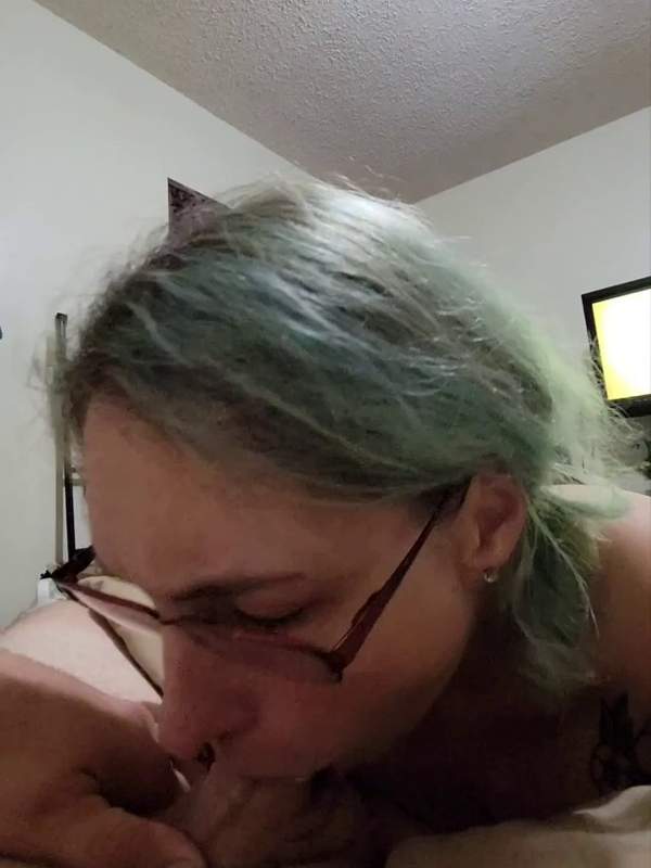Ich trage meine Brille während ich schluckt