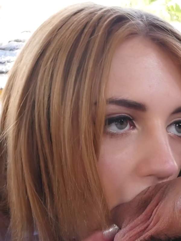 Blonde Blondine lutscht Schwanz wie ein hungriger Fickhupfer