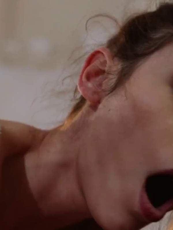 Teen mit kleinen Titten und zierlichem Körper - Arwen Gold beim rauen Analsex