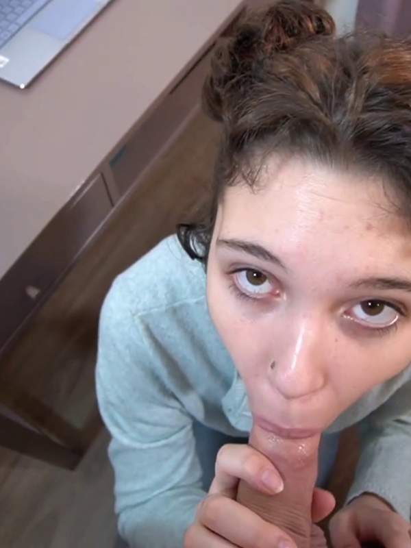 Amateur Teen mit gepiercten Nippeln lutscht Schwanz ihres Freundes