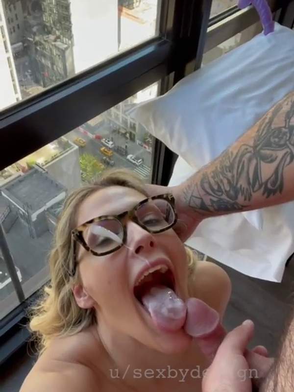 Sexy Amateurin mit Brille lutscht Schwanz wie ein Profi - Gesicht voll mit Sperma