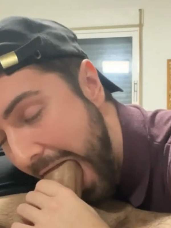 Barberin mit Bart reitet auf dem Schwanz