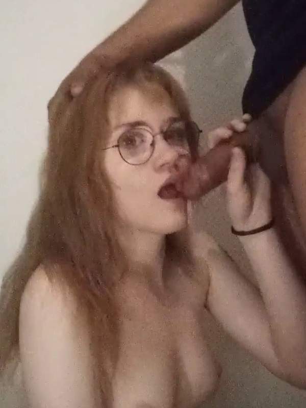 Blondes Teenager mit kleinen Titten beim Mundsex