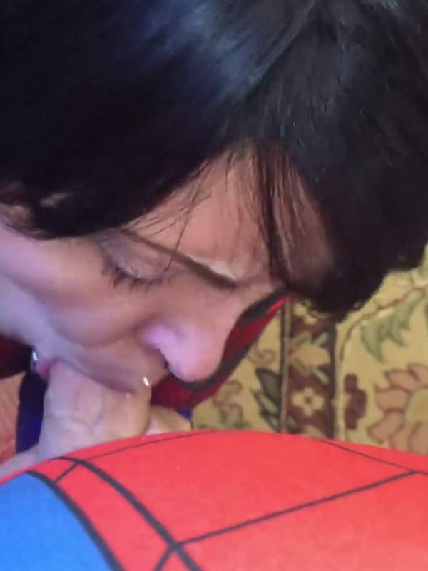 Spidergirl lutscht ihren harten Schwanz und bekommt bereit sein zum Schlucken