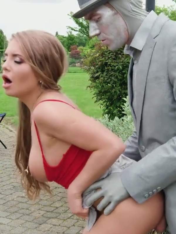 Heisse Babes - Alessandra Erects den riesigen Schwanz eines lebenden Statuen